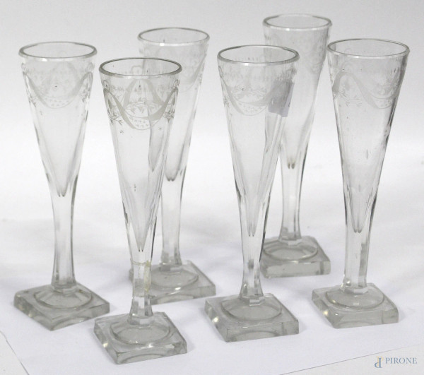 Lotto composto da sei antichi bicchieri in vetro molato, H 20 cm.