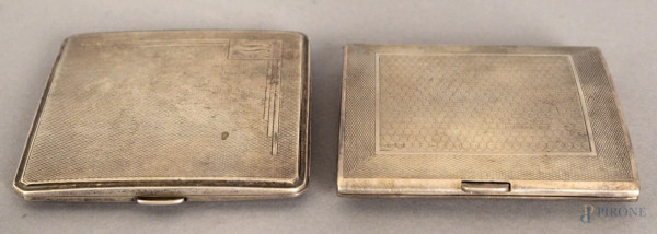 Lotto composto da due portasigarette in argento inglese, cm. 8x8,5, gr. 185.