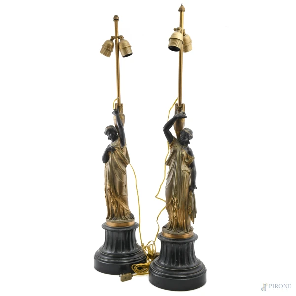 Coppia di lampade da tavolo  a due luci in bronzo con fusto a guisa di canefore su base in marmo, XIX-XX secolo, altezza cm 88,5, (segni di usura, scalfiture, difetti, da revisionare)