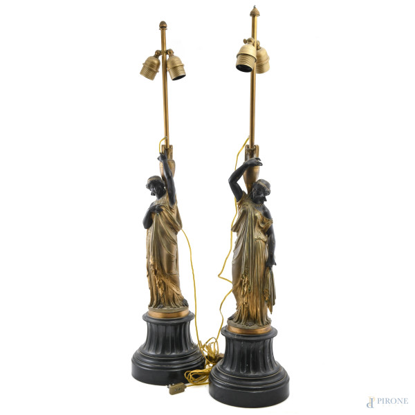 Coppia di lampade da tavolo  a due luci in bronzo con fusto a guisa di canefore su base in marmo, XIX-XX secolo, altezza cm 88,5, (segni di usura, scalfiture, difetti, da revisionare)