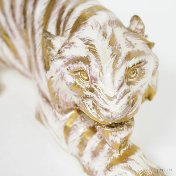 Tigre, scultura in porcellana a smalto bianco, rosa e oro, firmata Guido Cacciapuoti, cm 63