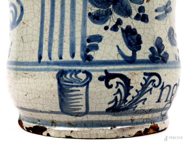 Albarello in ceramica bianca e blu, con decorazioni floreali, figure di volatili e libellule, fin...