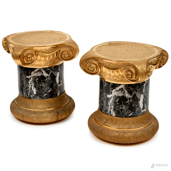 Coppia di basi in ceramica a guisa di colonne dorate e dipinto a finto marmo, XX secolo, cm 46x46,5x35,5, (difetti)