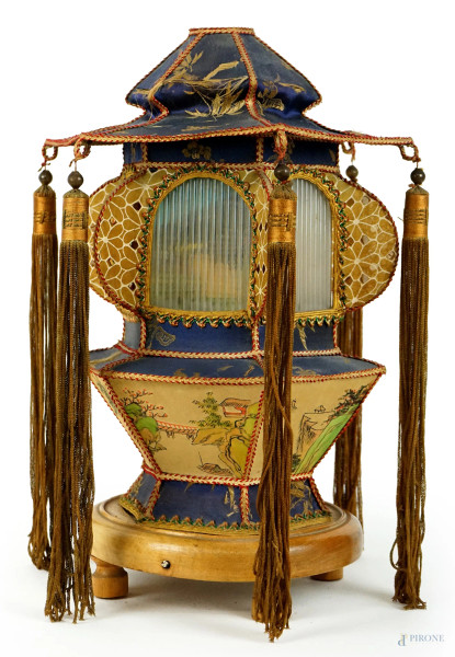 Lampada da tavolo a forma di pagoda, in stoffa, con base in legno, alt. cm 37, XX secolo, (difetti).