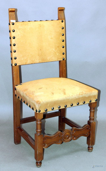 Coppia di sedie rinascimento con sedile e dorsale in pelle.