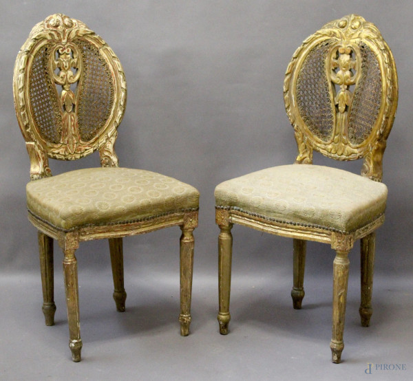 Coppia di sedie in legno laccato e dorato, schienale in cannett&#232;, seduta in stoffa.