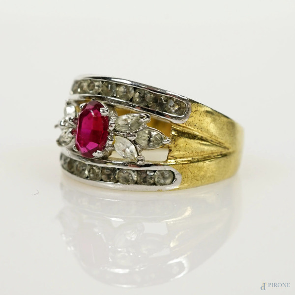 anello in argento dorato e zirconi, misura n.19, peso gr. 5,6, (imperfezioni)