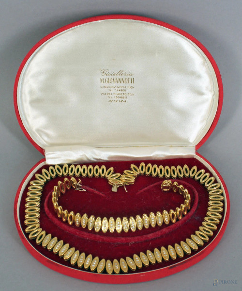 Parure collana e bracciale in oro 18 Kt, con parte centrale con brillantini, gr. 126,9.