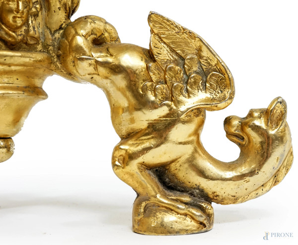 Tavolino da centro, XX secolo, con piano impiallacciato in lapislazzulo, supporto in metallo dora...