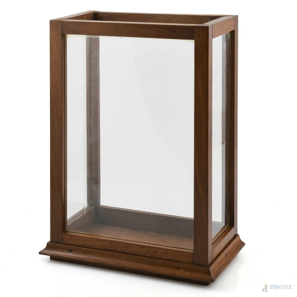 Teca da parete in legno e vetro, XX secolo, cm 39x27,5x14,5, (segni di usura, scalfiture, rotture, graffi, difetti, mancanza del vetro superiore e posteriore)