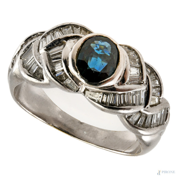 Anello in oro bianco 18 kt con zaffiro e baguette, peso complessivo gr 9,3, misura 19, (segni di usura, graffi)