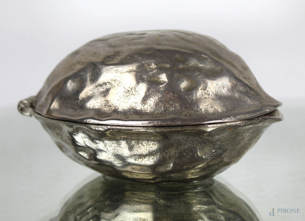 Schiaccianoci in metallo argentato a forma di noce, cm 7x12,5x8,5, XX secolo