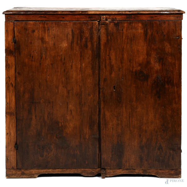 Credenza rustica in legno a doppia anta, XVII secolo, cm 106x107x46, (segni di usura, scalfiture, piccole rotture, difetti, parti sostituite)