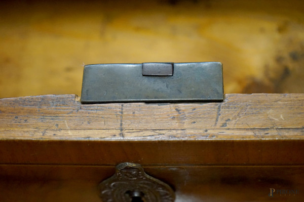 Comò in legno impiallacciato in varie essenze, Nord-Europa, fine XVIII-inizi XIX secolo, cm 94x12...