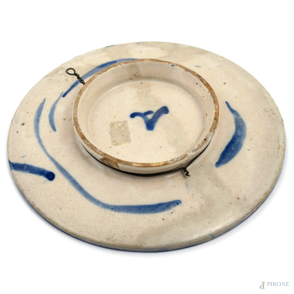 Piatto in ceramica blu con figura in un paesaggio, XX secolo, diametro cm 24,5, (felature, scalfi...