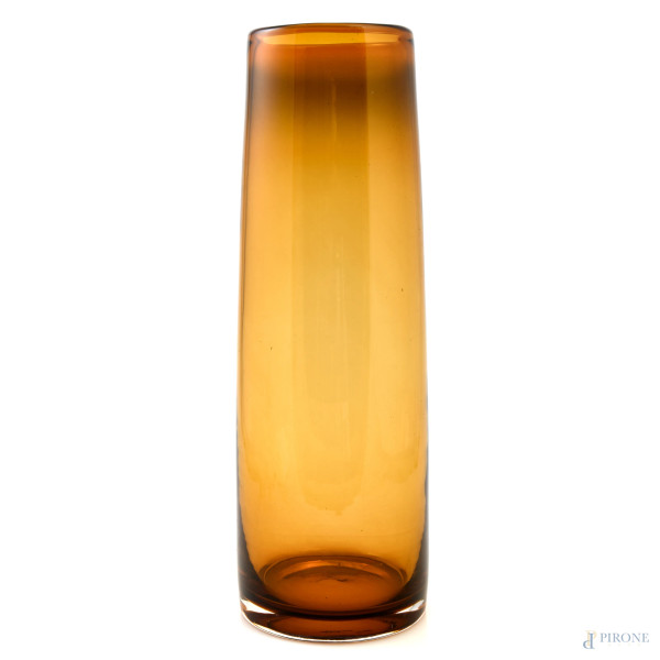 Vaso in vetro nei toni dell'ambra, XX secolo, altezza cm 40, (lievi segni di usura)