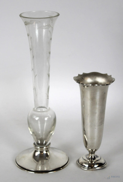 Lotto di due vasetti in argento e metallo argentato, altezza max cm. 26