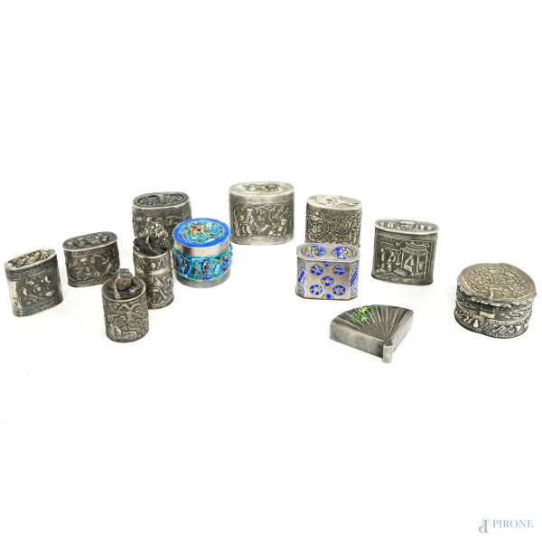 Lotto di 12 scatoline cinesi in argento sbalzato, cesellato e traforato e smalto, sec. XIX-XX, pe...