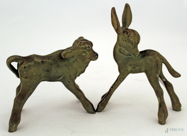 Lotto di un cerbiatto ed un vitellino in bronzo, primi 900, h. 17/ 12 cm