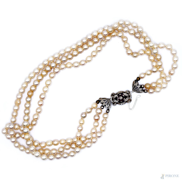 Collana a tre fili di perle con chiusura in oro bianco 18 kt impreziosita da rubini e brillantino, lunghezza cm 36