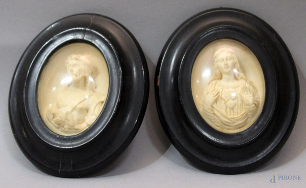 Lotto composto da due placche, raffiguranti busti di Cristo e Madonna in gesso, H. 8,5x6 cm.