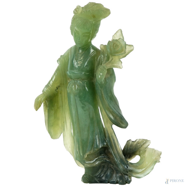 Fanciulla con fiore di loto, scultura in giadeite, base in legno, cm h 19, XX secolo, (difetti)
