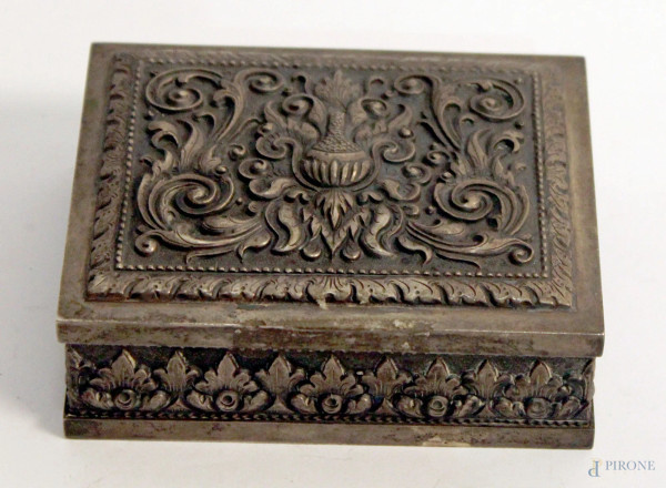 Porta tabacco in argento cesellato e sbalzato, primi 900 , h. 4x10x8 cm
