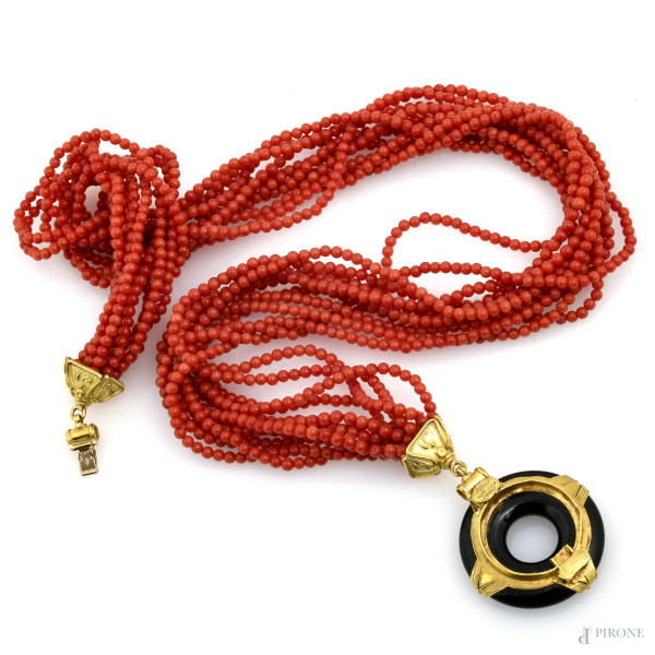 Collana in corallo con fermezze in oro 18 kt e ciondolo in pietra nera, lunghezza cm 106, peso complessivo lordo gr 106