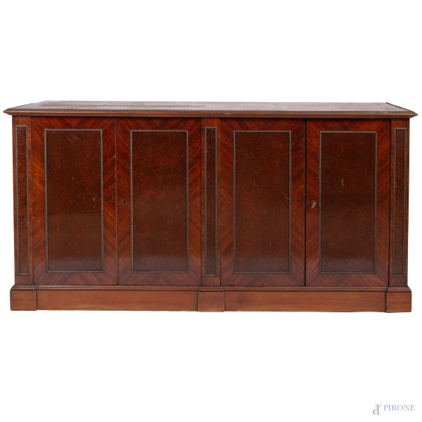 Mobile basso a quattro sportelli impiallacciato in varie essenze con profili in metallo cesellato, XX secolo, cm 80x156,5x48, (segni di usura, scalfiture, difetti)