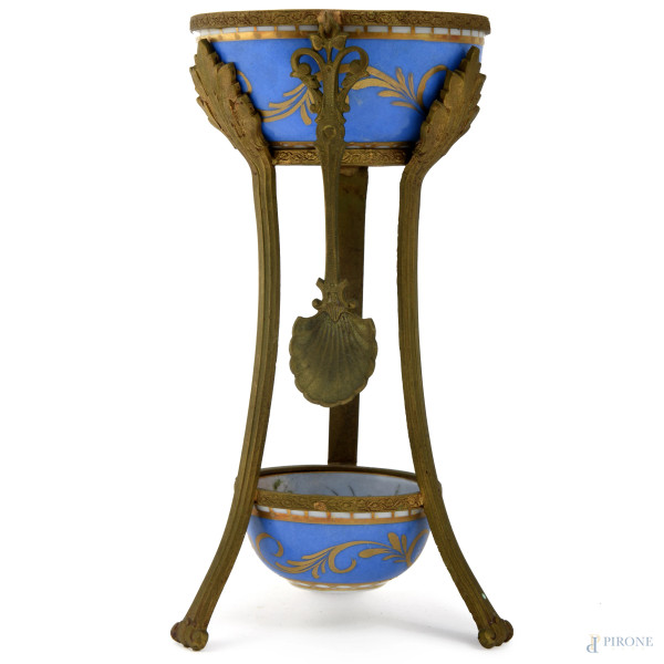 Salière doppia in porcellana dipinta a fondo azzurro Limoges con profili e cucchiaino in bronzo, cm 17x8, (difetti)