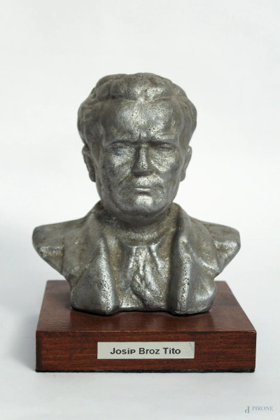 Josip Broz Tito, busto in metallo argentato con base in legno, H 17 cm.