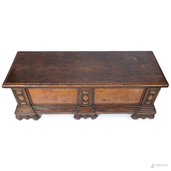 Cassapanca in noce con fronte modanato, XIX secolo, cm 58x172x59, (segni di usura, difetti)