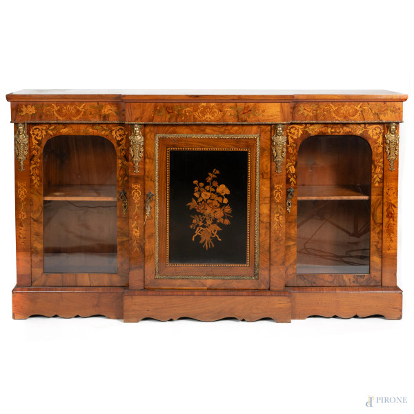 Servante in legno impiallacciato e intarsiato a motivi floreali in varie essenze, fronte a uno sportello centrale affiancato da due ante vetrate, XX secolo, cm 105,5x182,5x37, segni di usura, scalfiture, difetti)