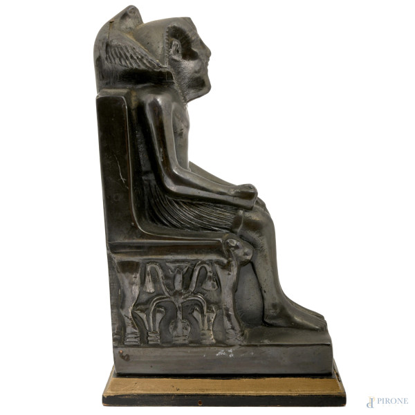 Scultura in bronzo patinato nero raffigurante Chephren seduto in trono con incisioni a rilievo di...