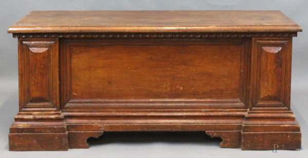 Antica cassapanca in legno di noce, parti scolpite ed intagliate, piedi a mensola, cm h52,5x119x42, (segni del tempo).