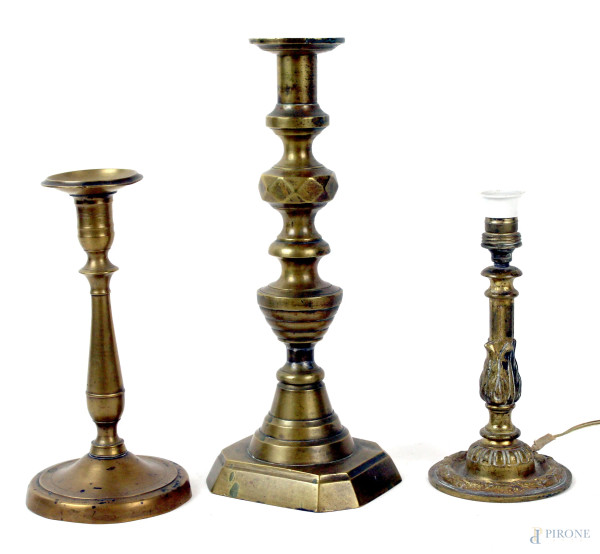 Lotto composto da tre candelieri in metallo dorato, alt. max cm 27,5, prima metà XX secolo, (difetti)