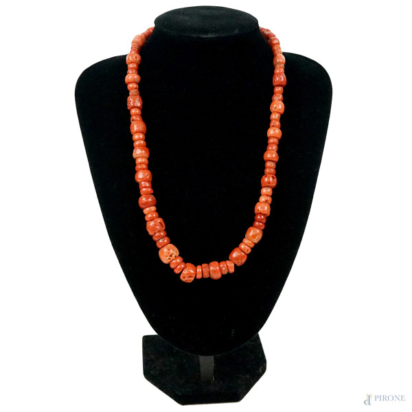 Collana in corallo rosso con chiusura in oro 18 KT, lunghezza cm 55,5, peso gr. 93, (difetti).