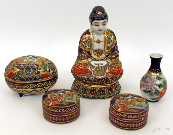 Lotto di tre scatoline porta pasticche, una divinit&#224; e un vasetto in porcellana, arte orientale, H massima 18 cm.