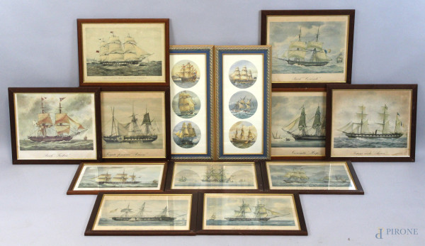 Lotto di tredici stampe raffiguranti imbarcazioni storiche, cm 37,5x38,5, XX secolo, entro cornici, (macchie).