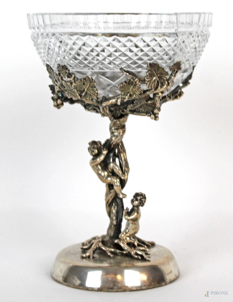 Calice in argento e cristallo controtagliato, gambo lavorato raffigurante albero di vite con putti, base circolare, altezza cm 16,5, (la coppa in cristallo reca rottura)