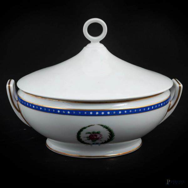 Zuppiera in porcellana Ginori nei toni del bianco e dell'oro con decoro floreale, XX secolo, cm 17x24,5x21