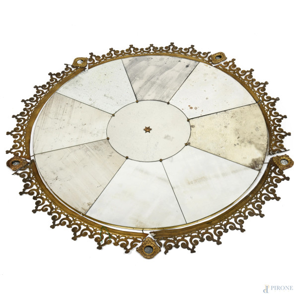Specchiera circolare con inserto a foggia di stella in metallo con cornice in più sezioni removibili in metallo dorato e cesellato, XX secolo, diametro cm 110,5, (segni di usura)