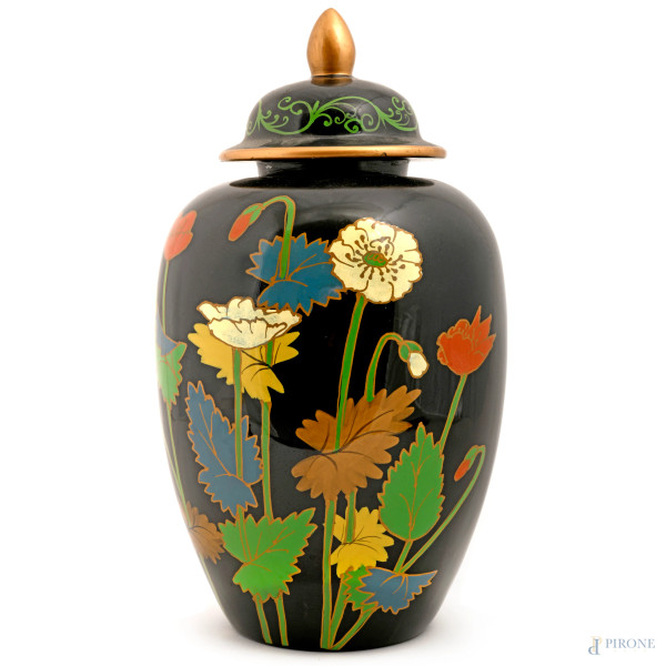 Potiche in porcellana nera con decori florali policromi, XX secolo, altezza cm 38, (difetti)