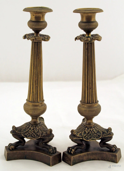Lotto di due candelieri ad una luce in bronzo, Francia XIX sec., h. 29 cm