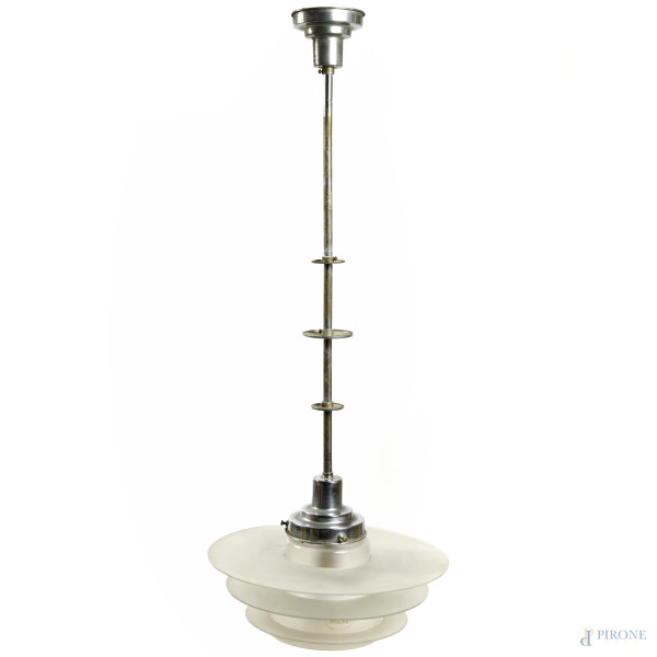 Lampadario in metallo cromato e vetro satinato, XX secolo, altezza cm 85, (segni di usura, difetti, da revisionare)