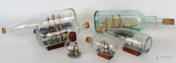 Lotto di sei modellini di imbarcazioni entro bottiglie in vetro e perspex, misure max cm 9,5x31,5x7, XX secolo.