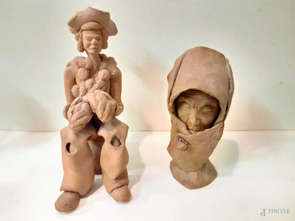 Lotto di due sculture diverse in terracotta, H 21 cm.