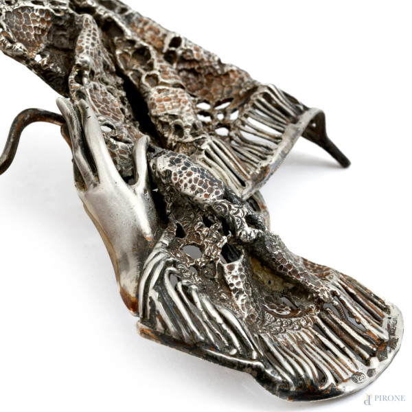 Lotto di due lastre raffiguranti Madonna e portabottiglie in legno e argento finemente cesellato ...