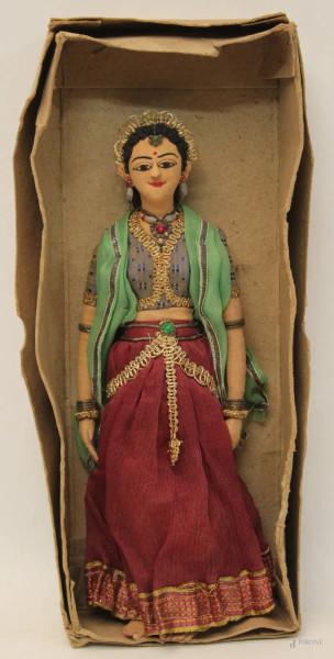 Vecchia bambola indiana in stoffa, H. 30 cm.