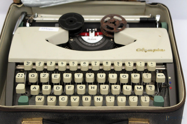 Vecchia macchina da scrivere Olimpia, completa di custodia originale, anni 60 - 70.